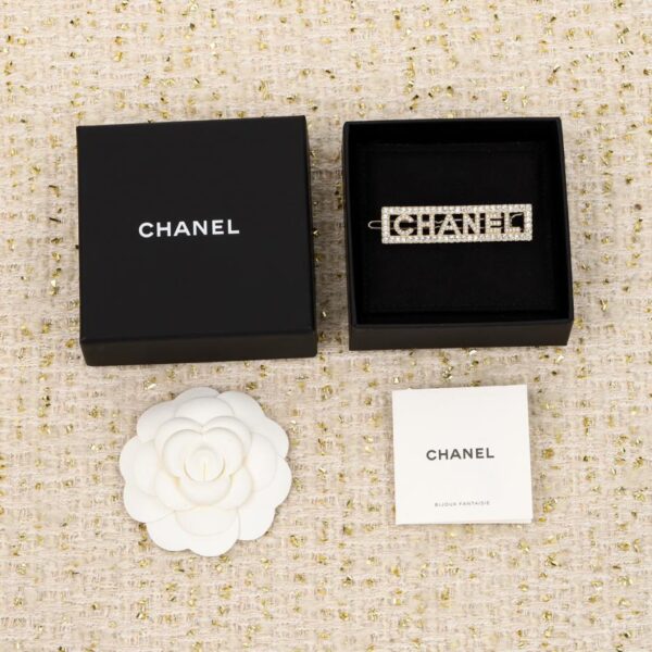Pince à cheveux avec logo lettre Chanel et diamants