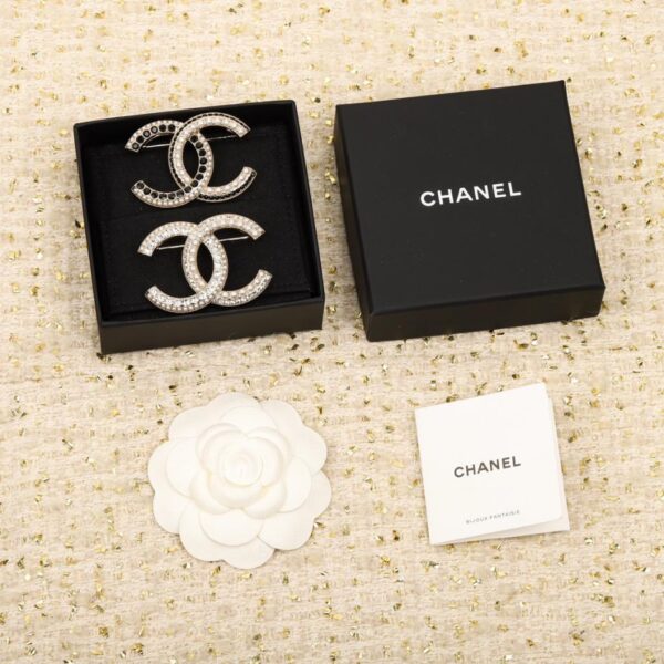 Broche perle double lettre Chanel
