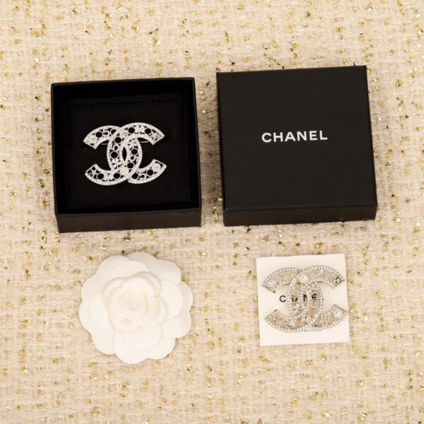 Broche double C creuse en strass Chanel