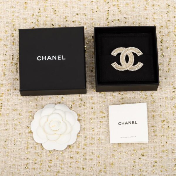 Broche double C en strass tissé en relief doré Chanel