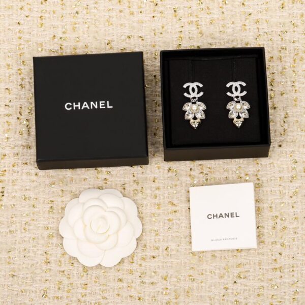 Boucles d'oreilles d'amour suspendues double C Chanel