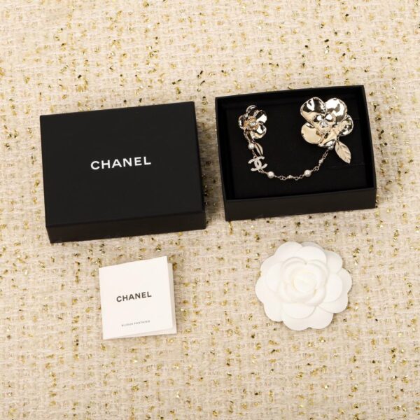 Broche camélia Chanel