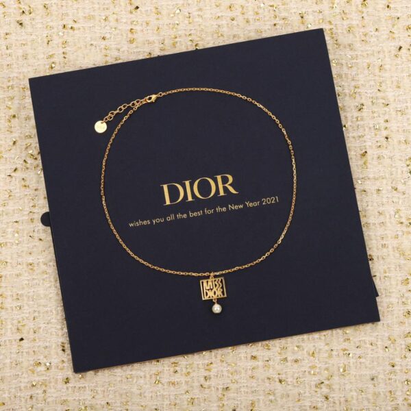 Collier de perles carrées lettre creuse Dior série Miss D