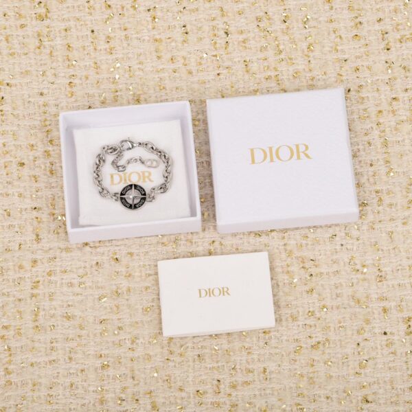 Bracelet du même style co-marqué Dior Stone Island par Jay Chou