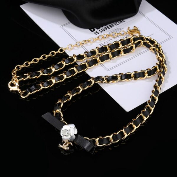 Chaîne de taille camélia Chanel en cuir d'agneau en laiton plaqué or 18 carats (984E)