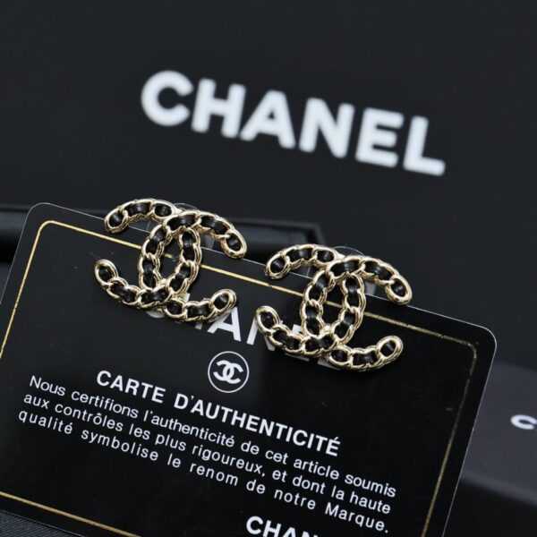 Boucles d'oreilles à tige Double C en cuir noir et or Chanel (A33B)