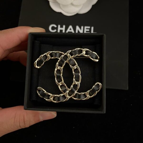Chanel nouvelle broche en cuir double C (7E93)
