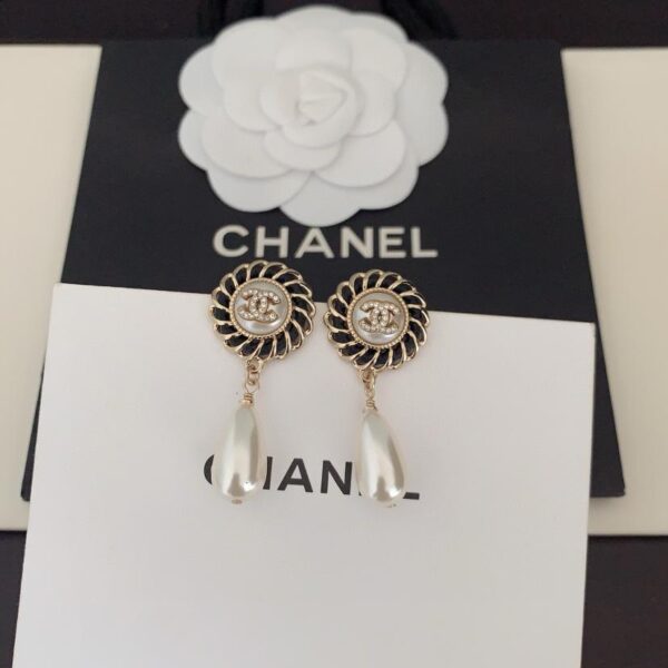 Chanel dernières boucles d'oreilles en cuir noir avec perles rondes (8592)