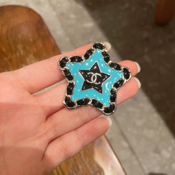 Dernière broche Chanel (EB4E)
