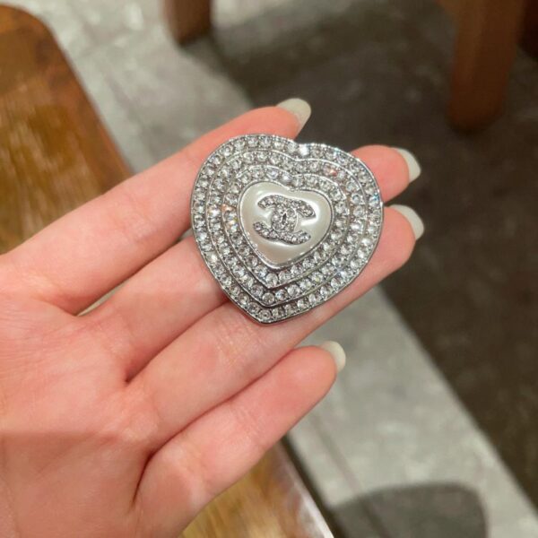 Broche Chanel neuve (D9E1)
