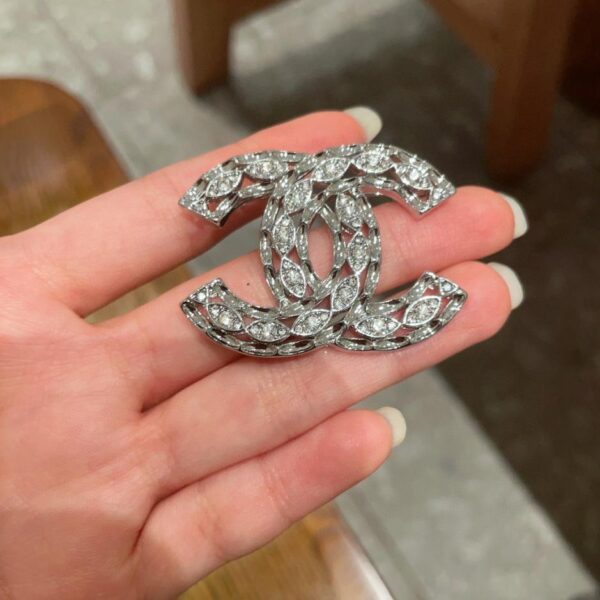 Broche Chanel contre-perle neuve Chanel (8AB0)