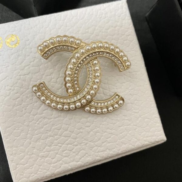Broche CC en diamant 5A incrustée de perles extérieures Chanel (A5C4)