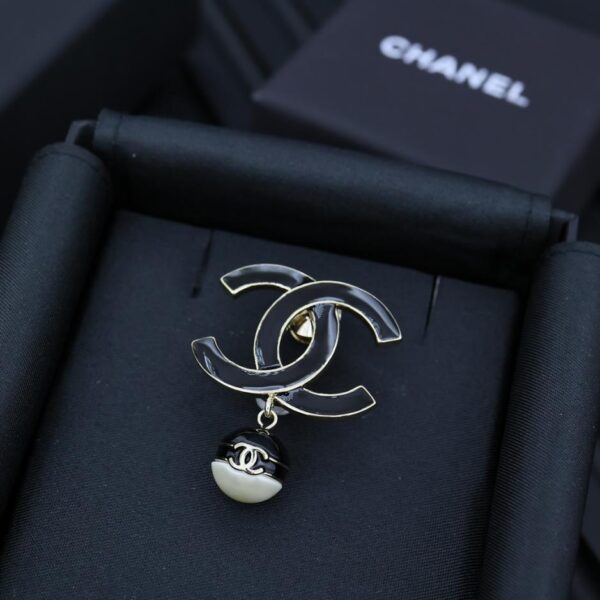Broche perle double C en émail saisonnier Chanel 24S noir (8C6A)