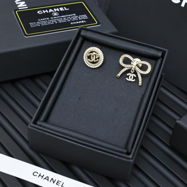 Ensemble de broches en deux pièces avec pièce d'or et nœud de saison chaude de Chanel (EDD6)