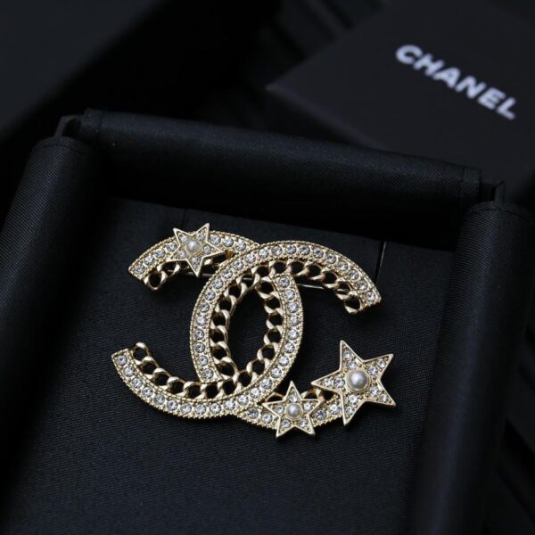 Broche étoile à double logo saisonnière Chanel (DA76)