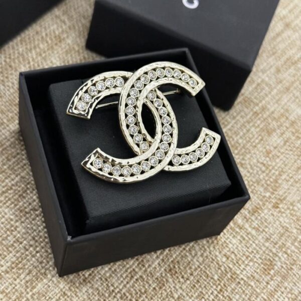 Chanel dernière broche cc creuse en diamant blanc (AC12)