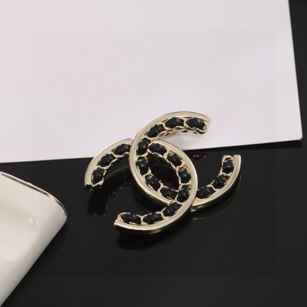 Chanel nouveau lancement Broche en cuir noir Double C (DE44)