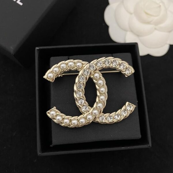 La dernière broche en perles demi-diamant de Chanel (9621)