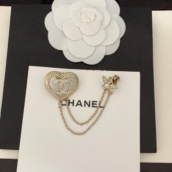 La dernière broche creuse à double chaîne d'amour de Chanel (5EA6)