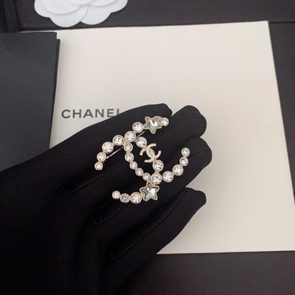 La dernière broche étoile à cinq branches en or clair et diamants ronds de Chanel (FE36)