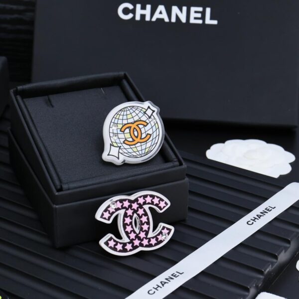 Broche de bande dessinée acrylique graffiti peint Chanel (A917)