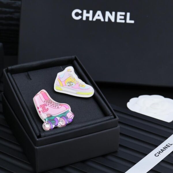 Broche de bande dessinée acrylique graffiti peint Chanel (0A70)