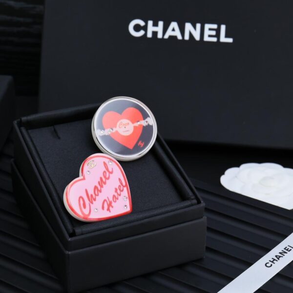 Broche de bande dessinée acrylique graffiti peint Chanel (E4B2)