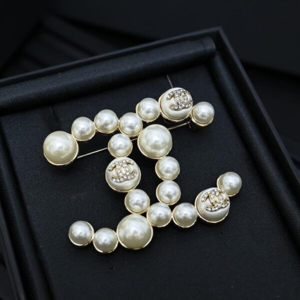 Broche Chanel Classique Perle Double C Broche Perle Double C (825A)