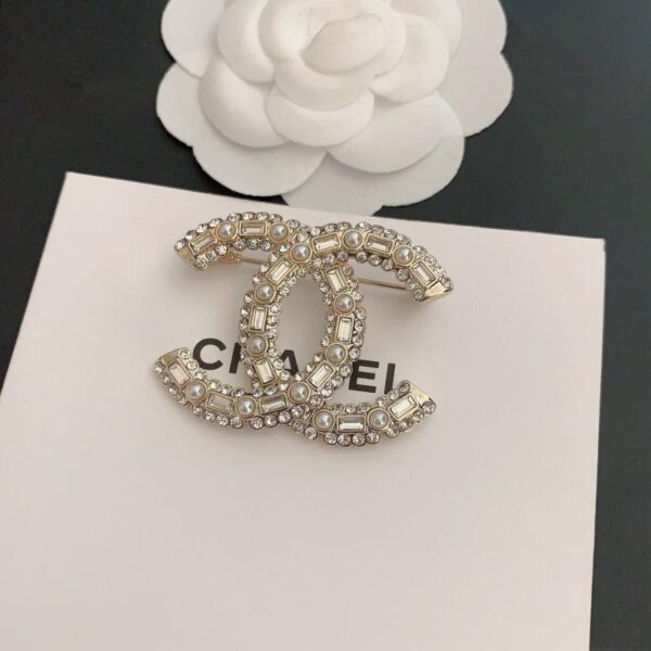 Chanel nouvelle broche carrée diamants et perles (255C)