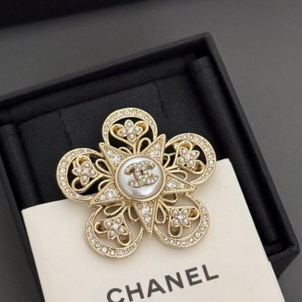 Broche fleur neuve Chanel (59B8)