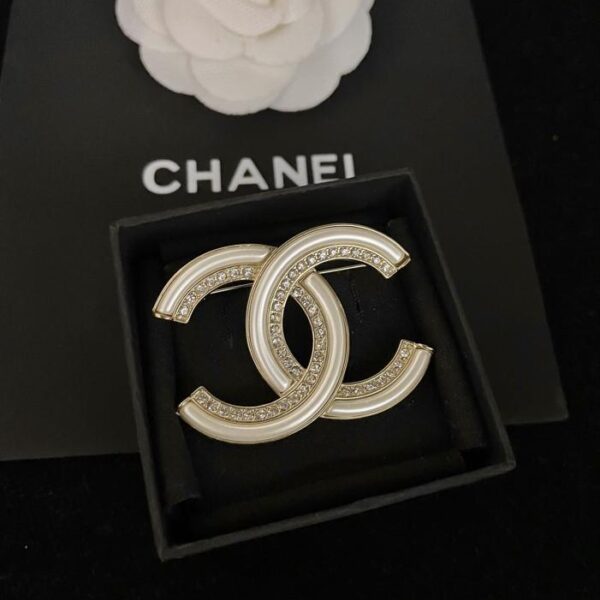 Broche blanche demi-diamant Chanel (B5C5)