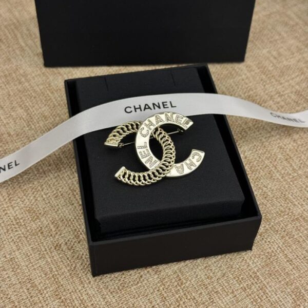 Broche CC en diamant 5A incrustée de perles extérieures Chanel (7079)