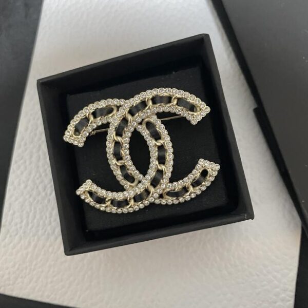 Chanel broche neuve cuir + diamant double C (5291)