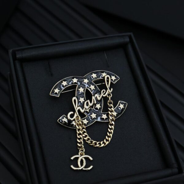 Broche étoile chaîne à pampilles Chanel (9AFC)