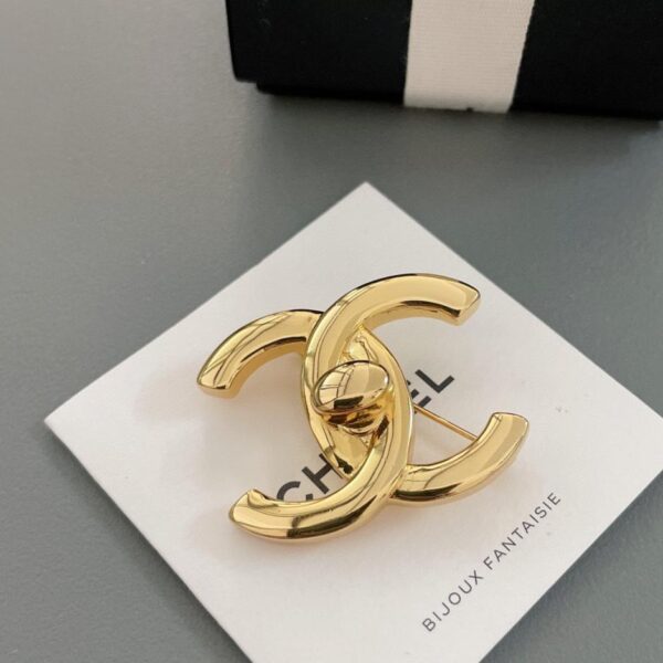 Broche Chanel en or double C (5AAC)