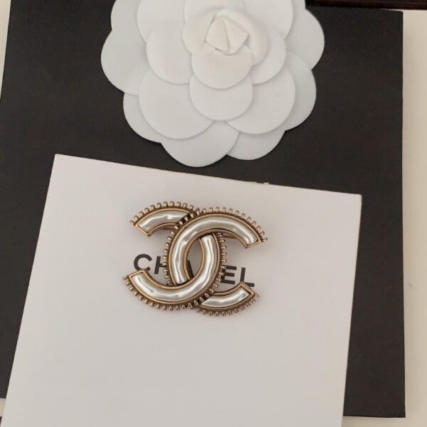Chanel dernière broche antique en or et perles blanches (FE05)