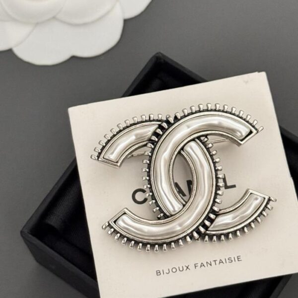 Chanel dernière broche antique en argent et perles blanches (9CA1)