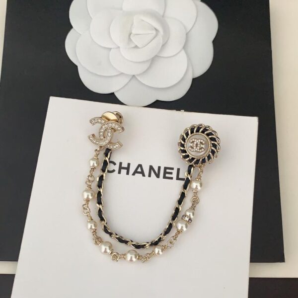 Dernière broche ronde double couche en cuir noir perle de Chanel (0EE7)