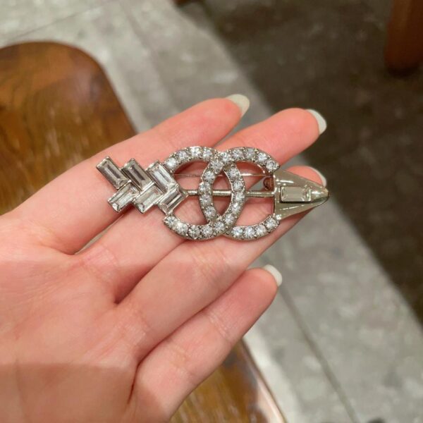Broche Chanel neuve (EBD6)
