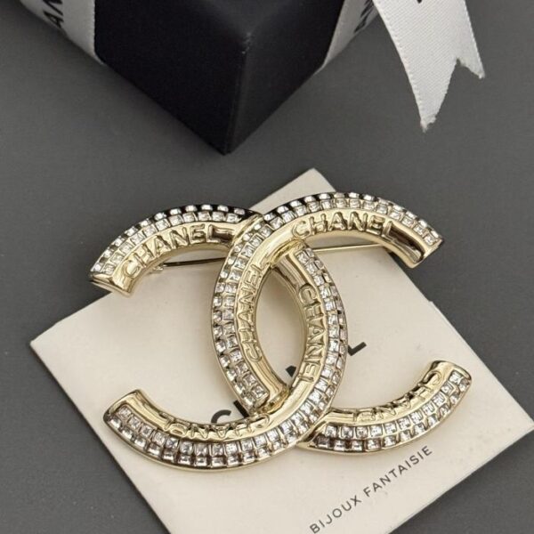 Chanel nouvelle broche cc entièrement diamantée (2E28)