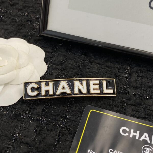 Épingle à cheveux lettre émail Chanel (62CB)