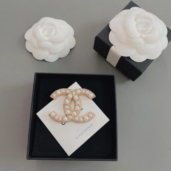 Broche fisheye Chanel (1AC2)