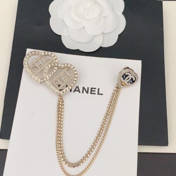 La dernière broche en chaîne d'amour creuse de Chanel (12AD)