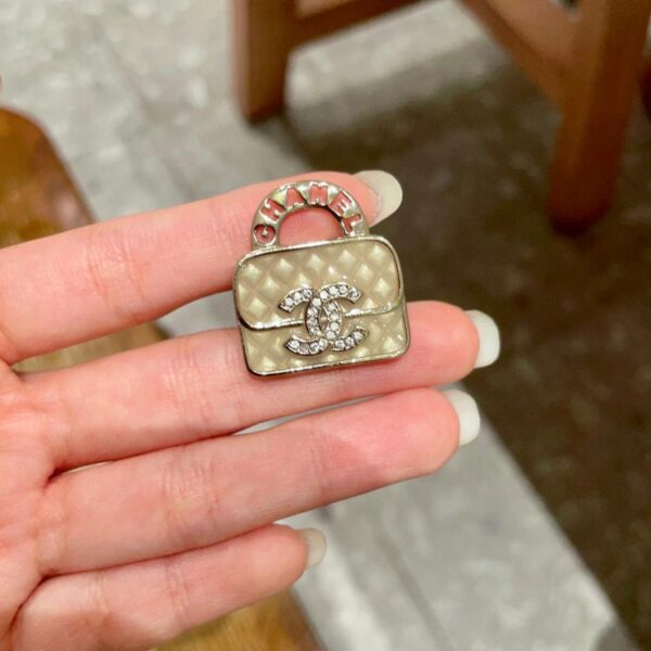 Broche double lettre C du sac à main Chanel (DFBA)