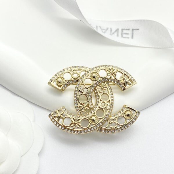 Broche double C creuse en strass Chanel (0FB3)