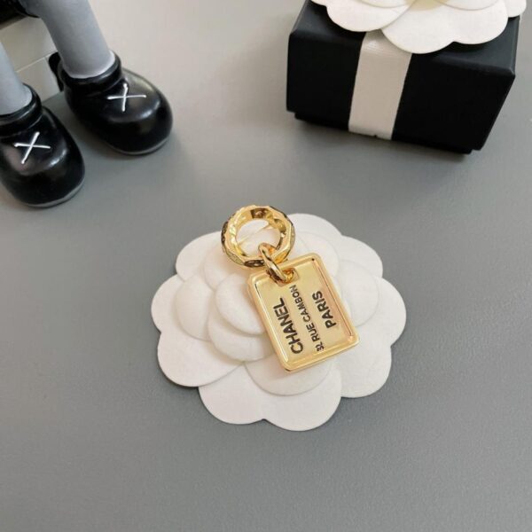 Broche étiquette ronde Chanel série C Vintage (E698)
