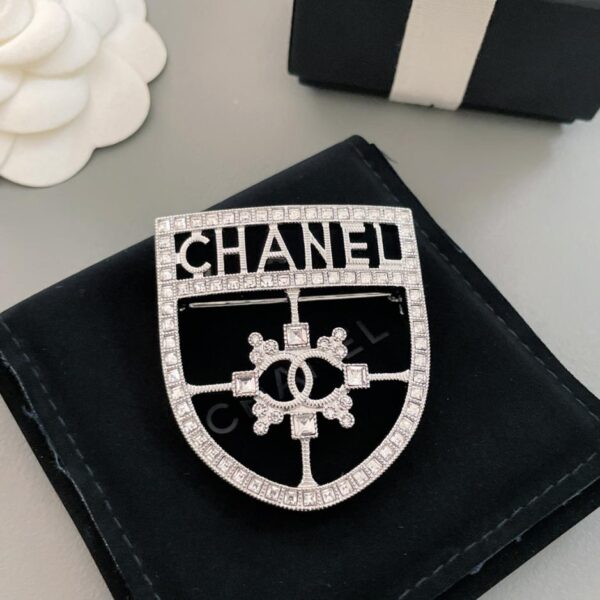 Broche bouclier Chanel (8C53)