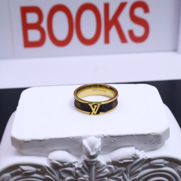 Bague lettre en cuir LOUIS VUITTON (F61C)