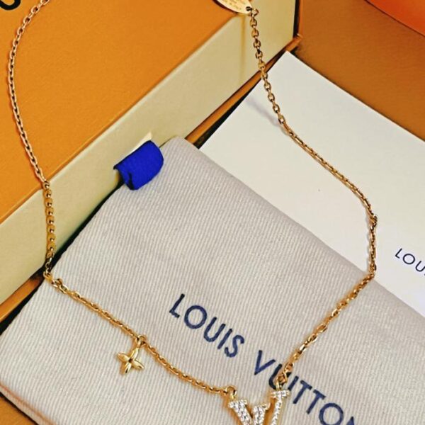 Le nouveau collier en or LV Iconic de Louis Vuitton (97C6)