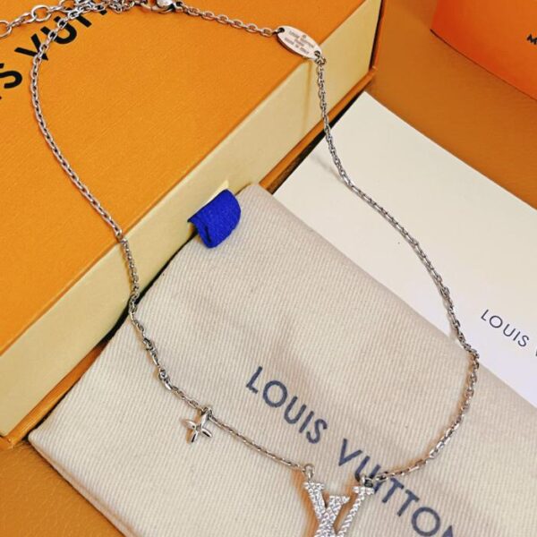 Le nouveau collier en argent LV Iconic de Louis Vuitton (5972)
